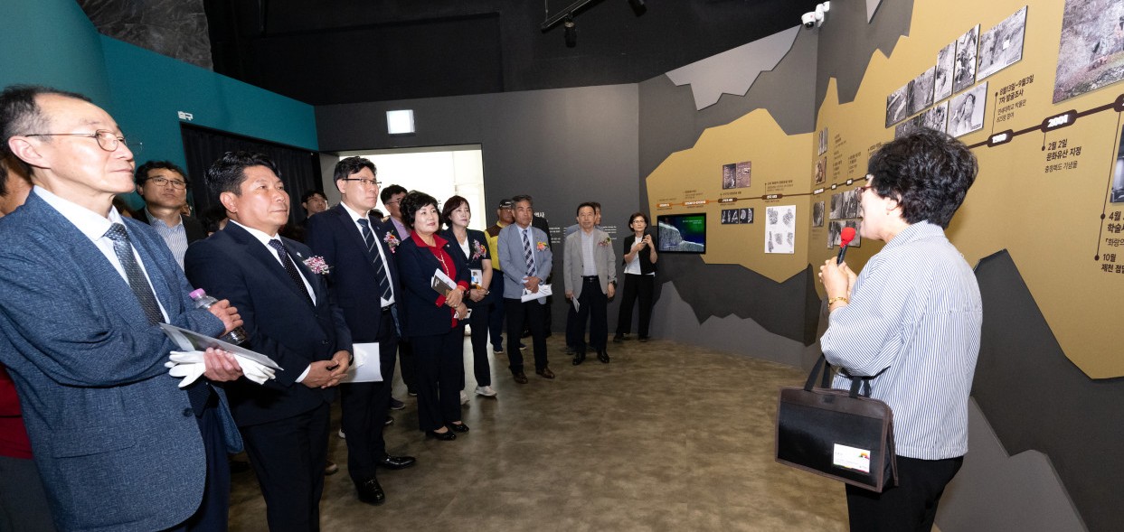 ▲ 10일 김창규 시장과 이동옥 충북도 행정부지사, 연세대 박물관장 등이 점말동굴유적체험관에서 문화해설사로부터 전시 설명을 듣고 있다. 사진=제천시제공