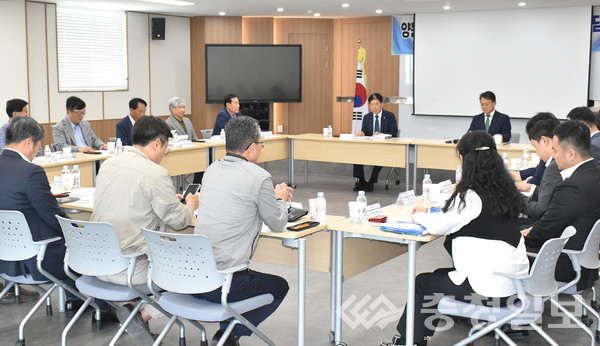 ▲ 진천상공회의소 회의실에서 11일 장수정 회장 등 진천상의 임원진 과 양동훈 대전지방국세청장 등이 참석한 가운데 간담회를 진행하고 있다.