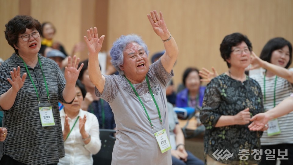 ▲ 행사에 참가한 어르신들이 프로그램에 참여 중에 있다