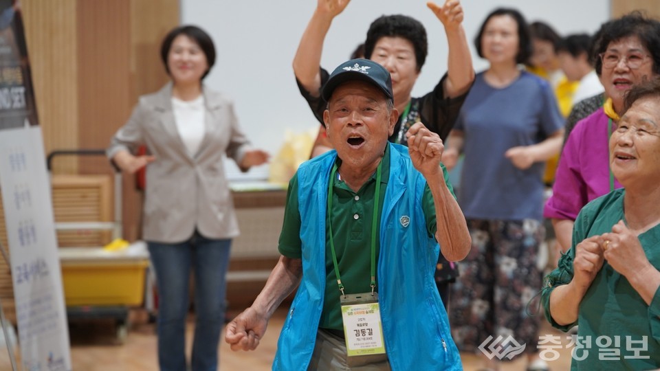 ▲ 행사에 참가한 어르신들이 프로그램을 즐기고 있다