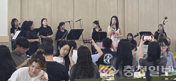 ▲ 충북 진천군이 고향사랑기부금으로 지역의 한 기업체에서 진행한 소소한 음악회 모습.
