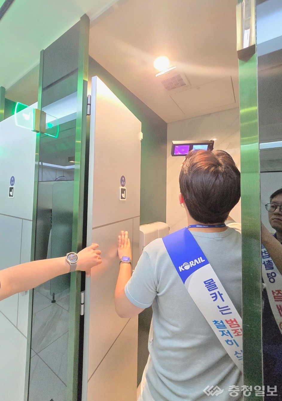 ▲ 화장실 등에서 불법촬영 기기 설치 여부를 점검하고 있다