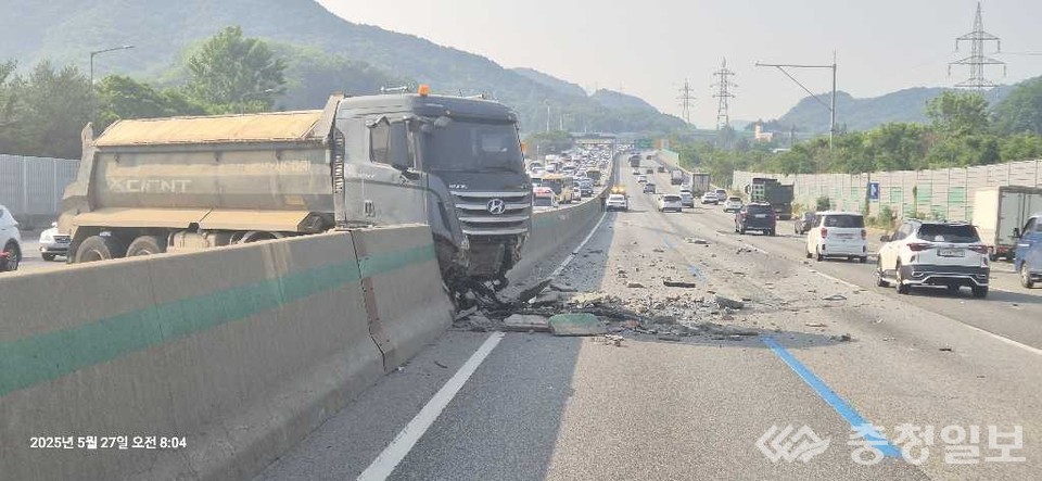 ▲ 지난 5월 27일 경부고속도로에서 발생한 화물차 타이어 파손사고 모습