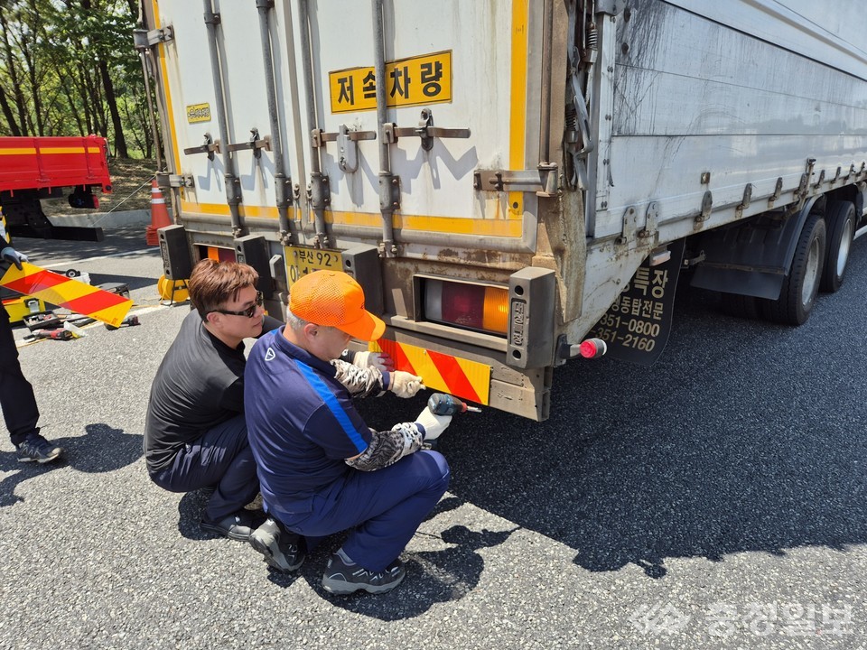 ▲ 화물차 후부 반사지 부착