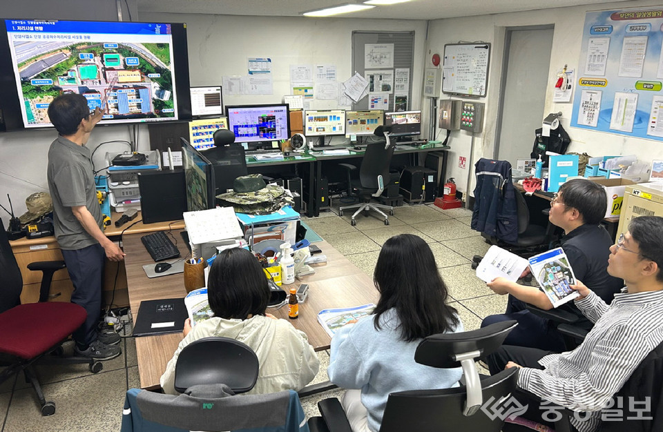 ▲ 직무교육에 참여한 단양군 시설직 신규 공무원들이 선배의 실무 경험을 담은 강의에 귀를 기울이고 있다.