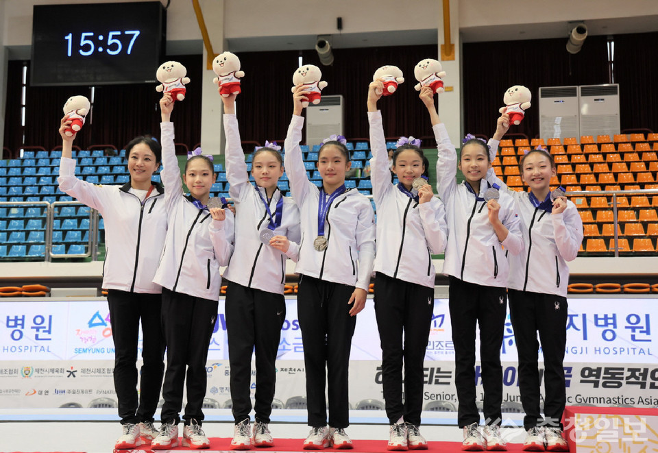 ▲ '2025 기계체조 아시아선수권대회'에서 단체종합 은메달을 딴 여자 주니어 대표팀 선수들이 관중의 환호에 손을 들어 답하고 있다.
