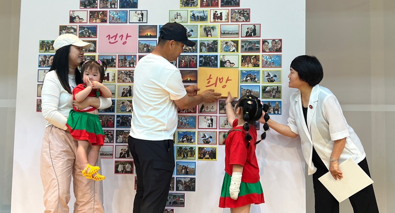▲ 가족축제에 참여한 한 가족이 보드에 '희망'이 적힌 카드를 채워 넣고 있다. 사진=단양군제공