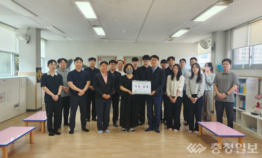 ▲ 손병두 국가철도공단 건설본부장(중앙 우측)과 직원봉사단이 17일(화) 김경숙 다함께돌봄센터장(좌측) 에게 후원물품을 전달 하고 있다