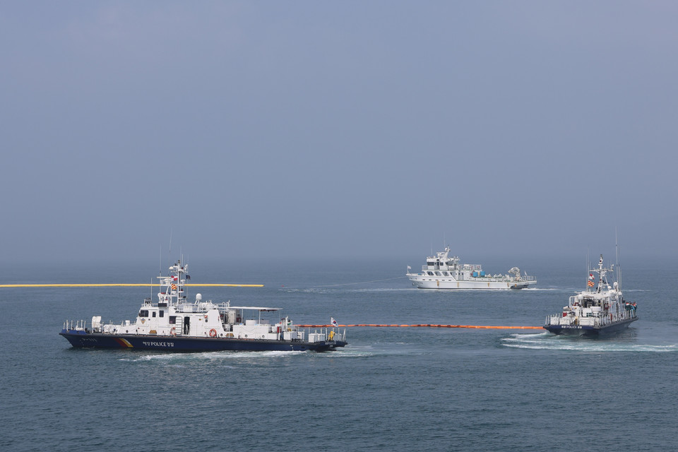 ▲ 태안해경이 17일 민관 합동 방제 훈련하고 있다.