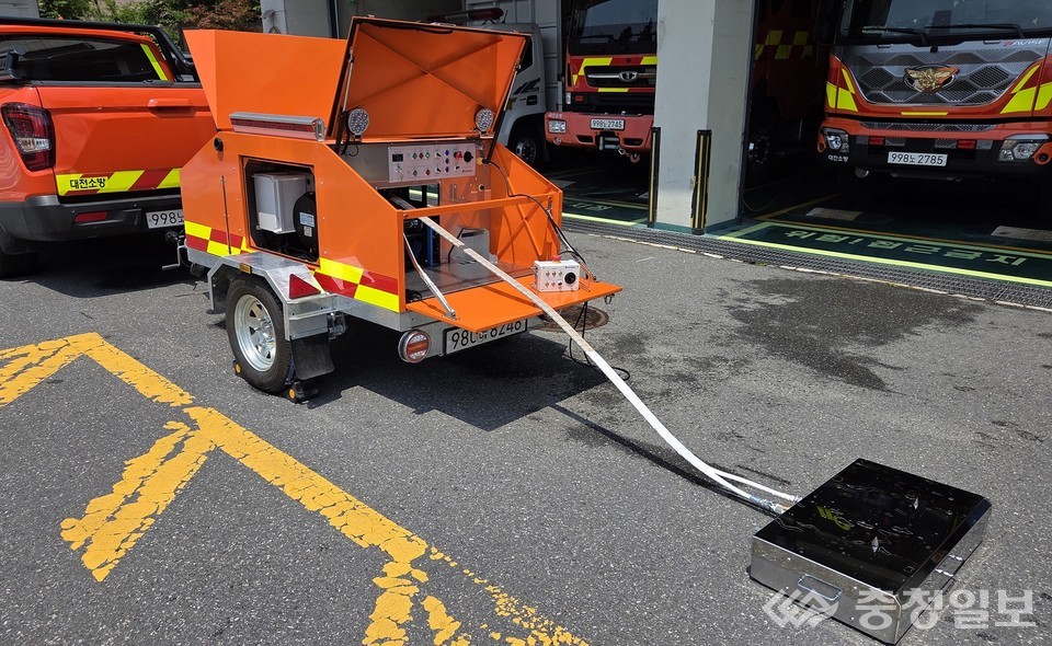 ▲ 대전소방, 전기차 화재 대응‘하부 관통형 소화장비’시연