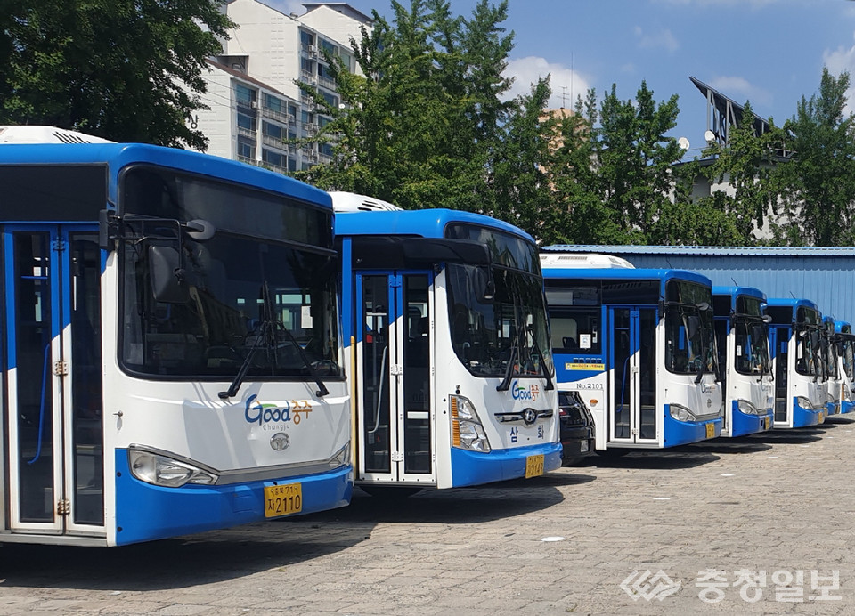 ▲ 충주의 시내버스 차고지에 시내버스가 줄지어 서 있다.