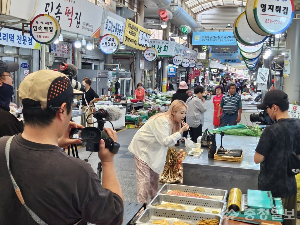 ▲ 17일 유튜브 크리에이터 히밥이 안동시 재래시장에서 지역 방문을 촉진하기 위한 먹방을 촬영하고 있다