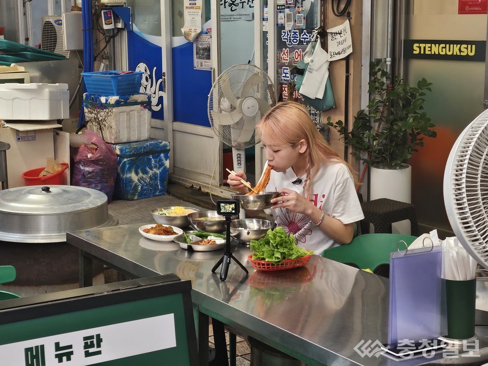 ▲ 17일 유튜브 크리에이터 히밥이 안동시 재래시장에서 지역 방문을 촉진하기 위한 먹방을 촬영하고 있다