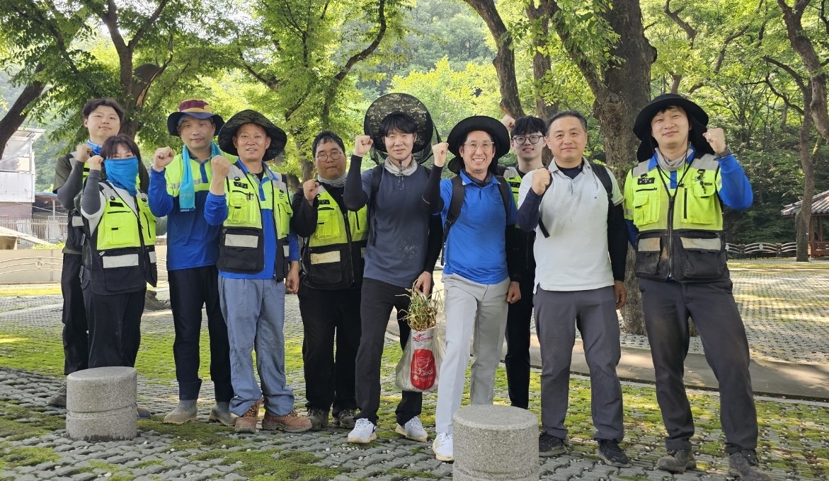▲ 지난 19일 성신양회 임직원이 단양 응실리마을 농가를 찾아 마늘 수확을 마치고 사진촬영을 하고 있다. 사진=성신양회제공