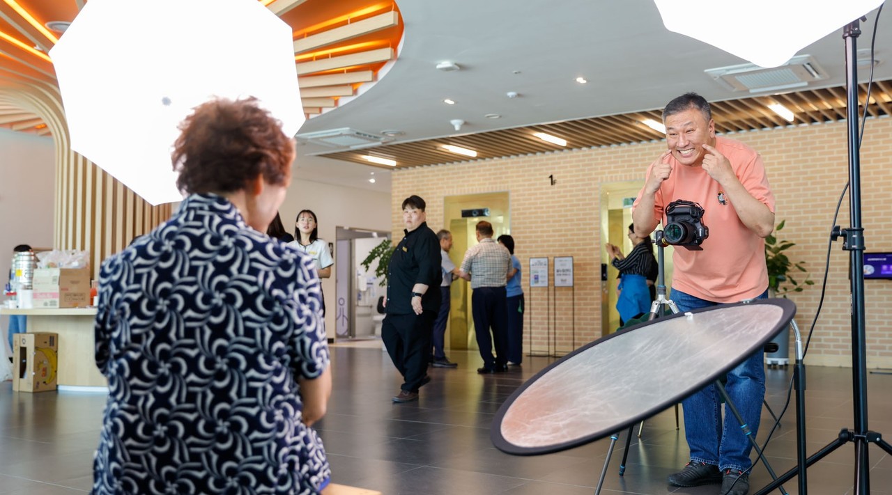 ▲ 캐논코리아의 장수사진 촬영 모습. 사진=단양군제공