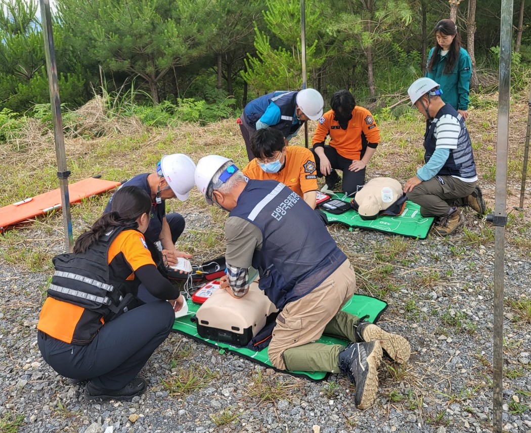 ▲ 24일 단양국유림관리소가 산림사업 참여 근로자를 대상으로 심폐소생술 실습 훈련을 진행하고 있다. 사진=단양국유림관리소제공