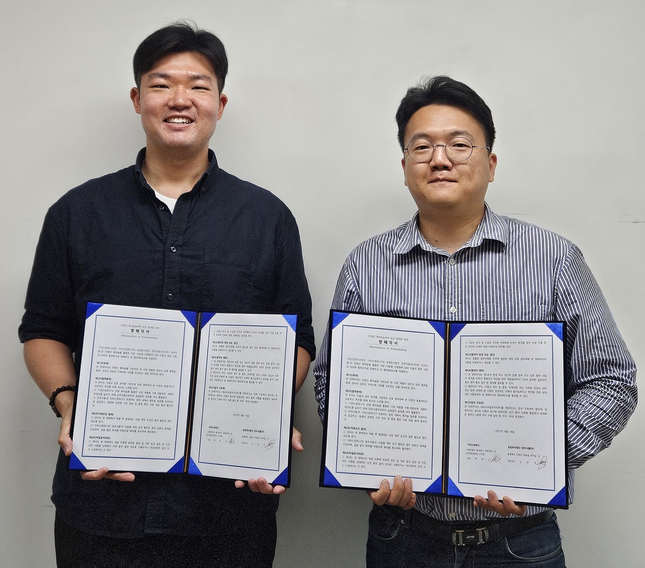 ▲ 백호근 기어스컴퍼니 대표(왼쪽)와 단양 농업법인 관주식품 신은석 대표가 업무협약을 마치고 사진촬영을 하고 있다. 사진=단양군제공