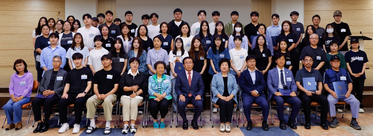 ▲ 단양장학회가 장학금을 전달하고 학생들과 사진촬영을 하고 있다. 사진=단양군제공