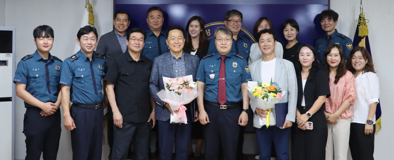▲ 신상근 단양경찰 안보자문협의회장(앞줄 왼쪽 네 번째)과 박종철 사무국장(오른쪽 네 번째)이 단양경찰서로부터 감사장을 받고 곽동주 서장과 협의회 위원, 경찰관들과 기념촬영을 하고 있다. 사진=단양경찰서제공