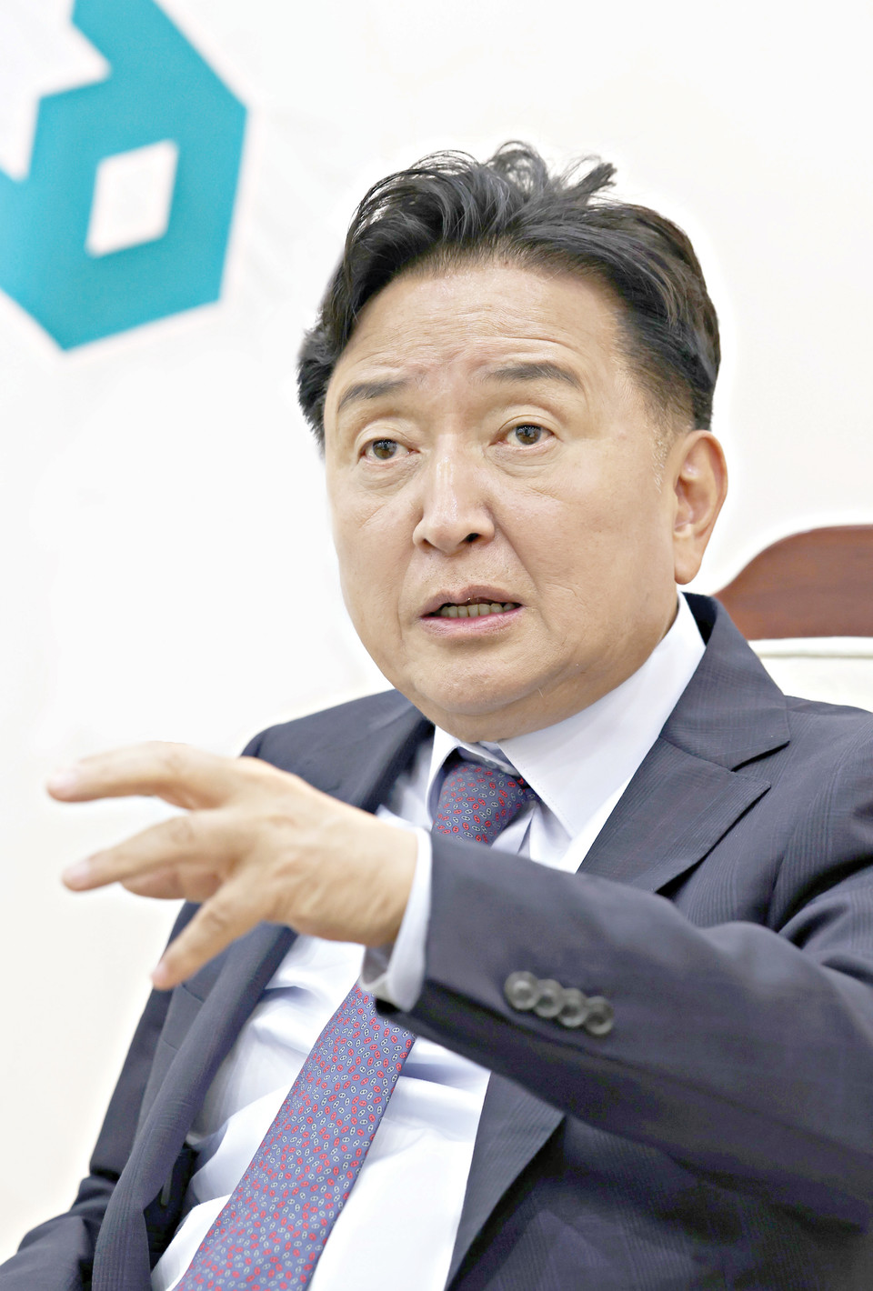 김영환 충북도지사가 취임 3주년 기념 인터뷰에서 도정 운영 성과를 발표하고 있다.