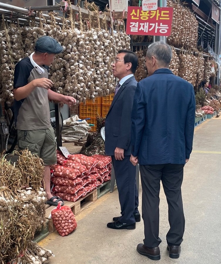▲ 1일 김문근 군수가 단양구경시장 마늘골목을 찾아 상인과 이야기를 나누고 있다. 사진=단양군제공