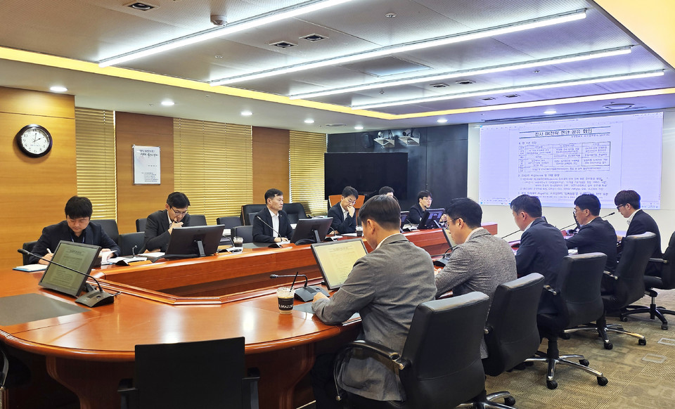 ▲ 충남 태안 본사에서 이정복 서부발전 사장(뒷줄 왼쪽 세 번째) 주재로 ‘디지털 변환(DX) 전략 수립을 위한 전략회의’를 개최했다