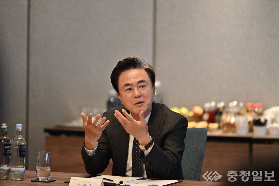 ▲ 김태흠 충남도지사가 독일 프랑크푸르트에서 독일 진출 국내 기업 및 기관 법인장·본부장·지사장 등과 간담회를 갖고 발언하고 있다.