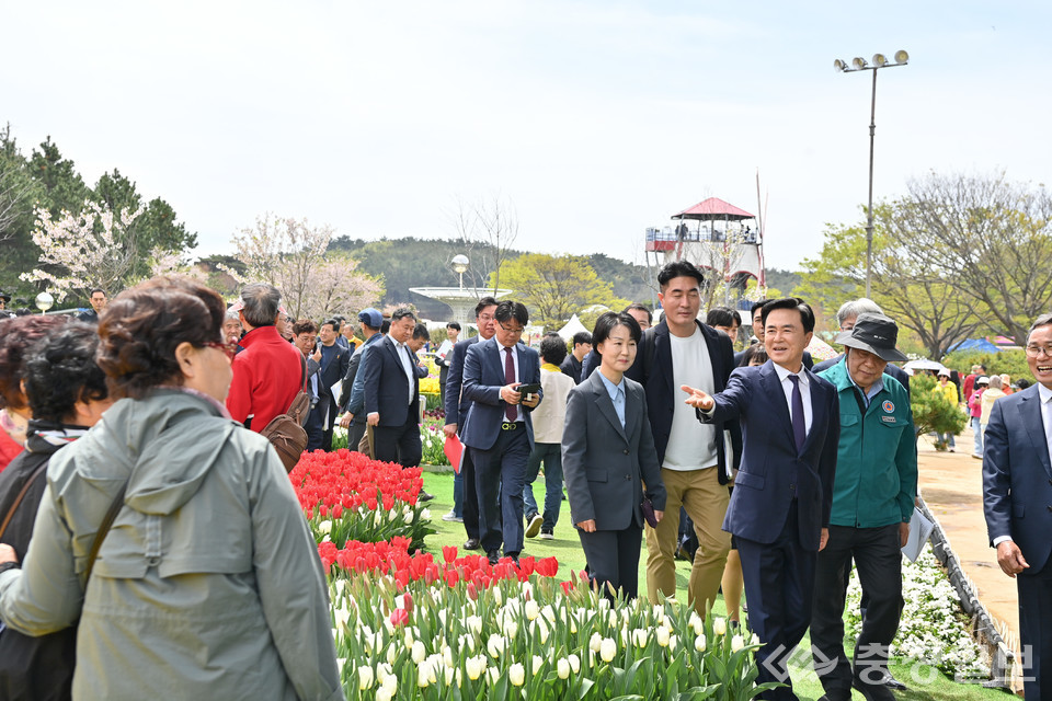 ▲ 김태흠 충남도지사가 태안국제원예치유박람회 축제 준비 상황을 점검하고 있다.