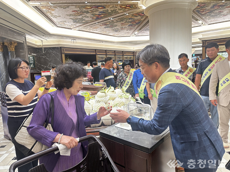 ▲ 임보열 진천부구수 등이 지난 4일 신세계백화점 강남점에서 ‘허니짱 멜론’을 홍보하고 있다.
