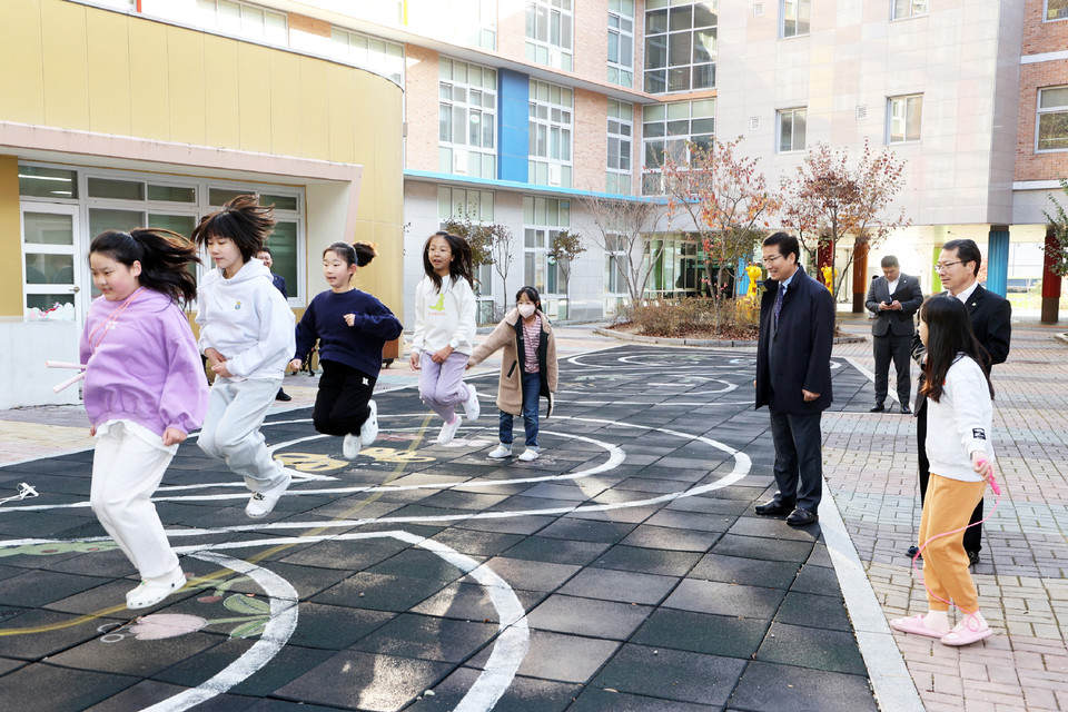 윤건영 충북교육감이 청주 산남초 학생들의 '어디서나 운동장' 프로그램을 참관하는 모습.