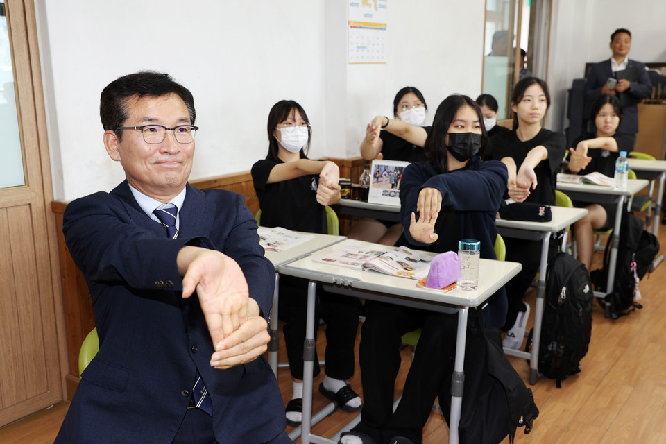 윤건영 충북교육감이 청주 양청고 학생들과 '어디서나 운동장' 프로그램에 참여하는 모습.