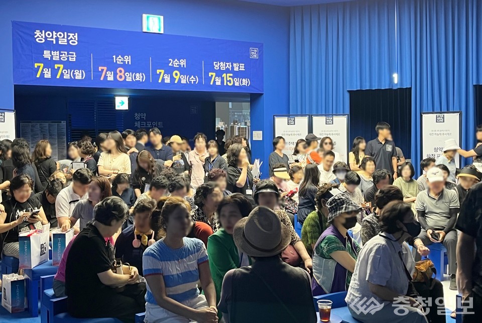 ▲ 견본주택 개관 첫날부터 내방객들로 북적