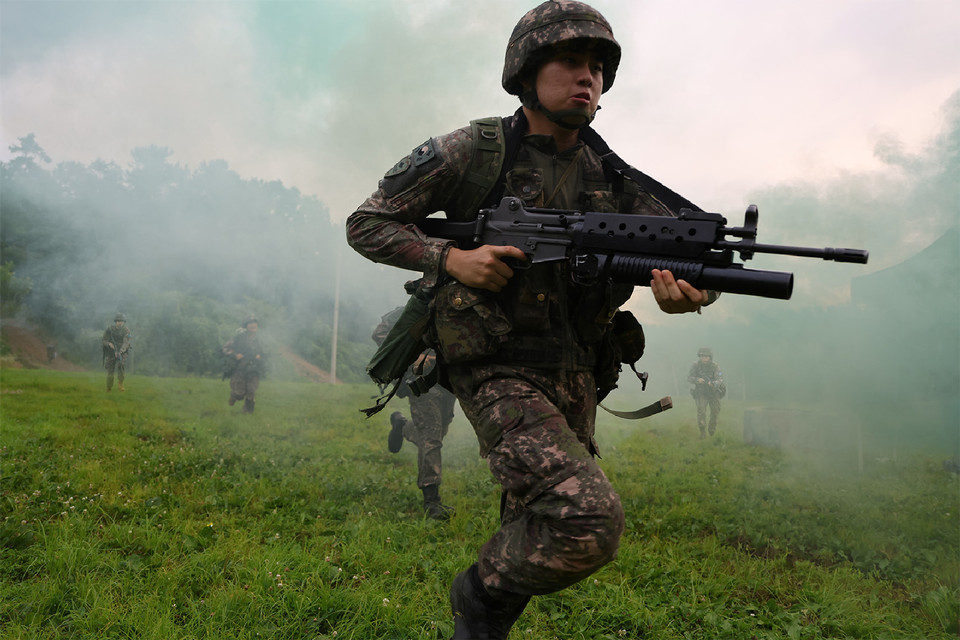 ▲ 육군군사학교 학군사관후보생이 분대공격 훈령을 하고 있다.