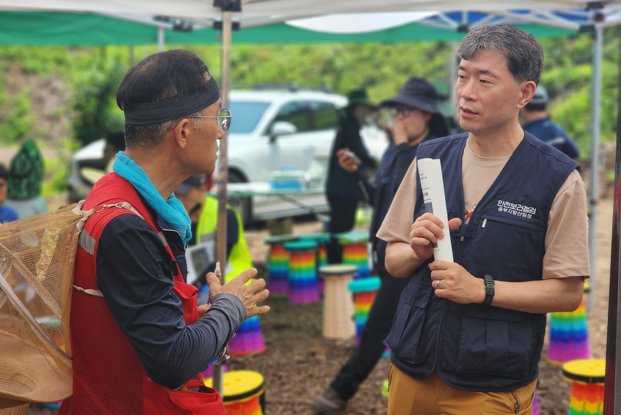 ▲ 8일 중부지방산림청 안병기 청장(오른쪽)이 단양군 어상천면 임현리 일원에서 진행된 안전보건 모의 훈련에서 한 영림단원과 이야기를 나누고 있다. 사진=단양국유림관리소제공