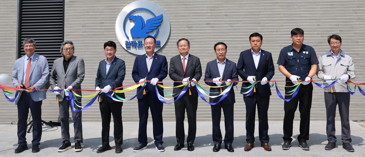 ▲ 한인호 성신양회 대표와 임직원, 엄태영 국회의원, 김문근 단양군수, 이상훈 군의장, 오영탁 충북도의원 등이 직원 숙소 준공 테이프를 절단하고 있다. 사진=성신양회제공