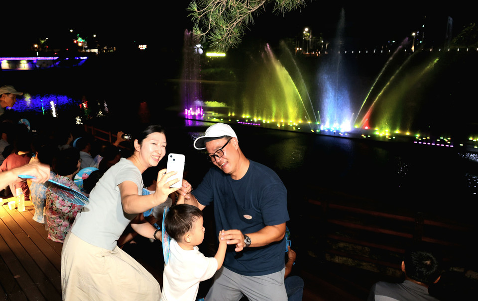 ▲ 충북 괴산군은 지난 8일 사리면과 청천면 주민 100여 명이 괴산읍 동부리 괴산대교에 위치한 '괴산 자연울림 음악분수'를 방문해 무더위를 식히며 특별한 시간을 보냈다.