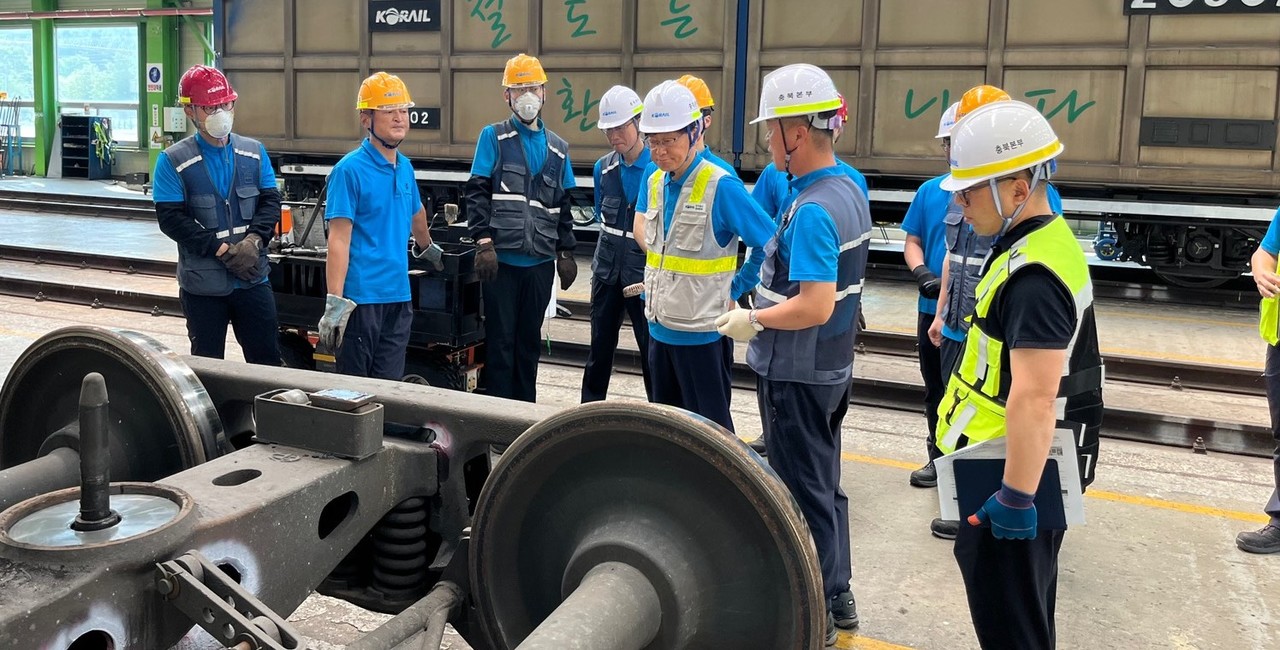 ▲9일 코레일 충북본부 김종현 본부장(가운데)이 제천조차장 차량사업소를 찾아 ‘안전한 동행’ 활동을 진행하고 있다. 사진=코레일충북본부제공
