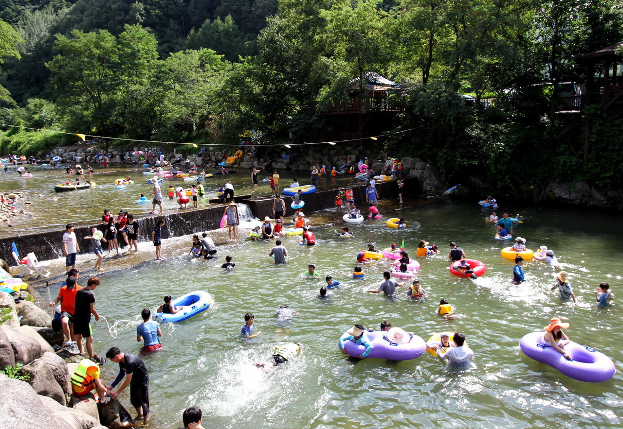 ▲ 단양군 영춘면 남천계곡에 몰려든 피서 인파. 사진=단양군제공