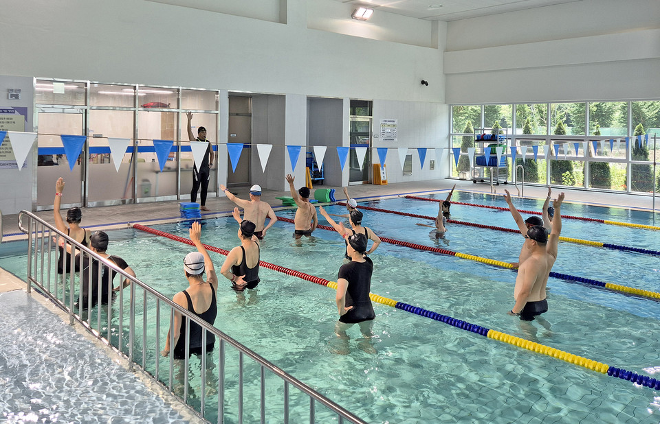 ▲ 충북 괴산군 괴산읍 반다비국민체육센터에서 수영강좌를 진행하고 있다.