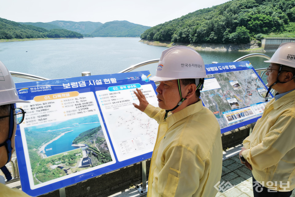 ▲ 이례적인 마른장마가 지속되는 가운데 7월 10일 윤석대 한국수자원공사 사장(사진 가운데)이 충청남도 보령시 소재 보령다목적댐에서 저수 상황과 이상기후 상황별 댐 운영 전략을 점검하고 있다