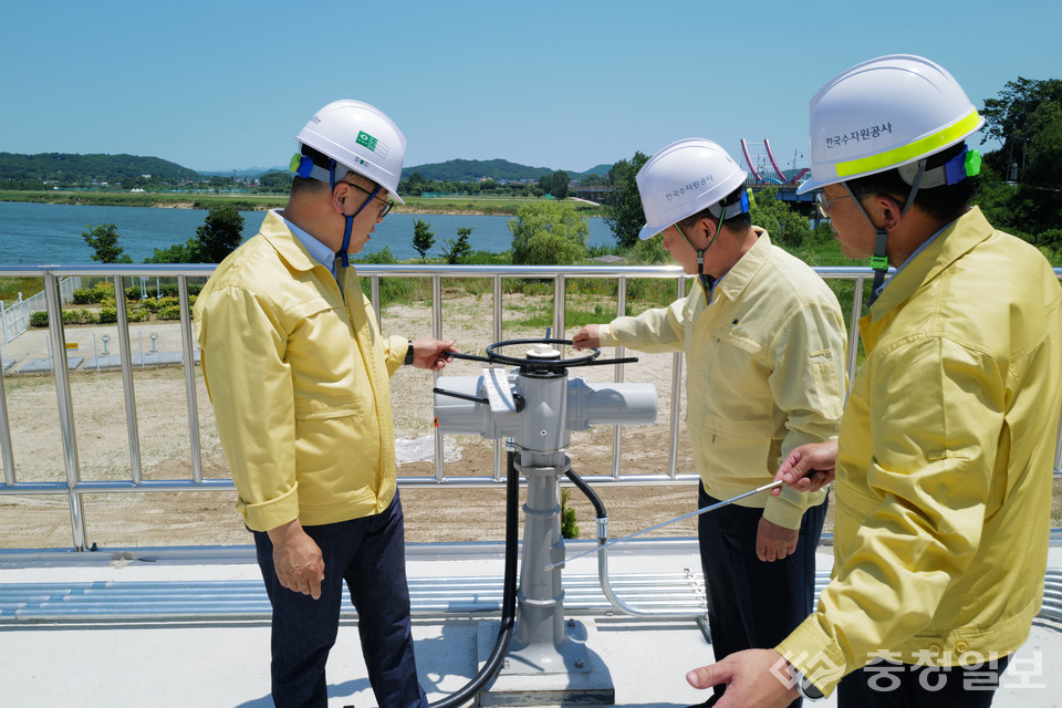 ▲ 10일 윤석대 한국수자원공사 사장(사진 가운데)이 보령댐 도수로의 탁도 조절 설비를 점검하고 있다. 보령댐 도수로는 금강과 보령댐을 연결하는 21.9km의 물 공급 설비이다.