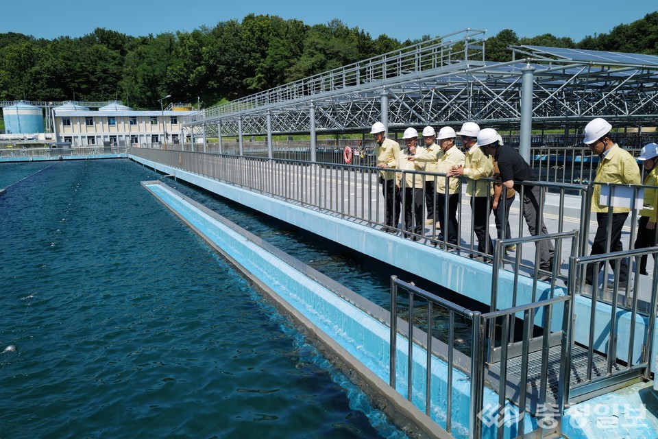▲ 10일 윤석대 한국수자원공사 사장이 충청남도 부여시 소재 석성정수장의 시설 관리자들과 함께 정수장 설비를 점검하고 있다. 석성정수장은 충청남도 부여군과 논산시 등에 수돗물을 공급하는 시설이다