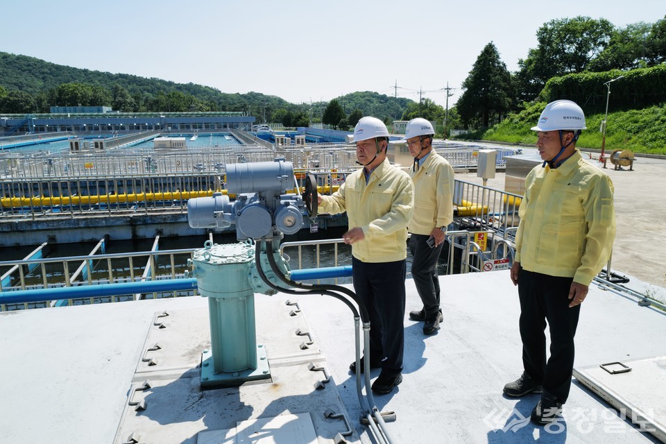 ▲ 10일 윤석대 한국수자원공사 사장(사진 맨 왼쪽)이 충청남도 부여시 소재 석성정수장의 시설 관리자들과 함께 정수장 설비를 점검하고 있다