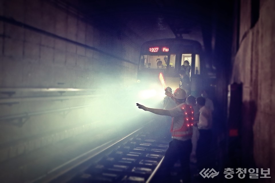 ▲ 대전교통공사(사장 연규양)는 9일, 본선 터널 구간에서 국가 차원의 열차 내 화재 발생 및 터널 내 정차에 대비한 열차 내 화재대응 매뉴얼 개선 훈련을 실시하고 있다