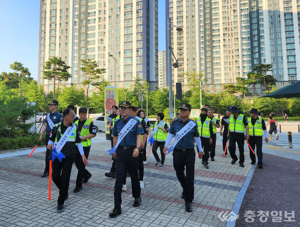 ▲ 손휘택 서장과 덕산지구대 직원, 자율방범엽합대원 등이 지난 11일 충북 진천군 덕산읍 혁신도시 일원에서 ‘기초질서 확립’을 위한 민·경 합동순찰 활동을 벌이고 있다.
