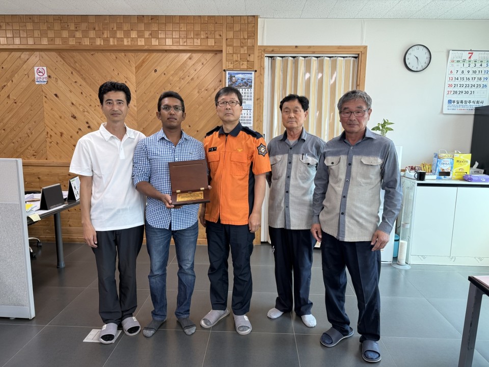 ▲ 충북 괴산소방서는 지난11일 산막이 옛길에서 시민을 구조한 외국인 의인 무디크(왼쪽 두번째)에게 감사패를 전달했다.