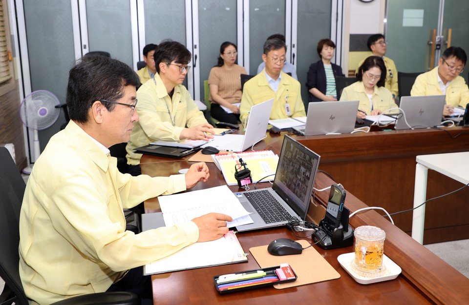 ▲ 윤건영 충북도교육감(왼쪽)이 지난 11일 재난안전상황실에서 폭염대응 영상회의를 주재하고 있다.