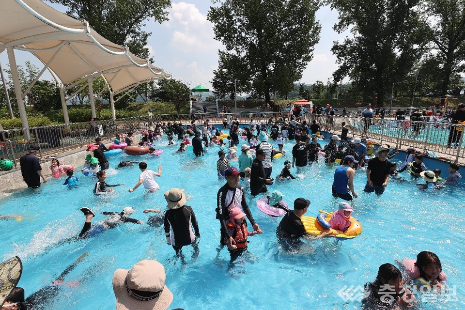 ▲ 충북 진천군이 운영하는 백곡천 물놀이장 모습. 