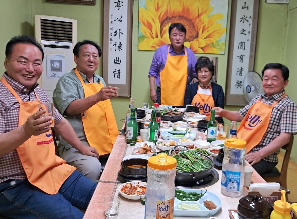 ▲ 김영환 충북도지사(가운데)와 김현기 청주시의장(왼쪽부터), 이완복·남연심·정태훈 시의원이 지난 12일 청주의 한 식당에서 술잔을 들고 사진을 찍고 있다.