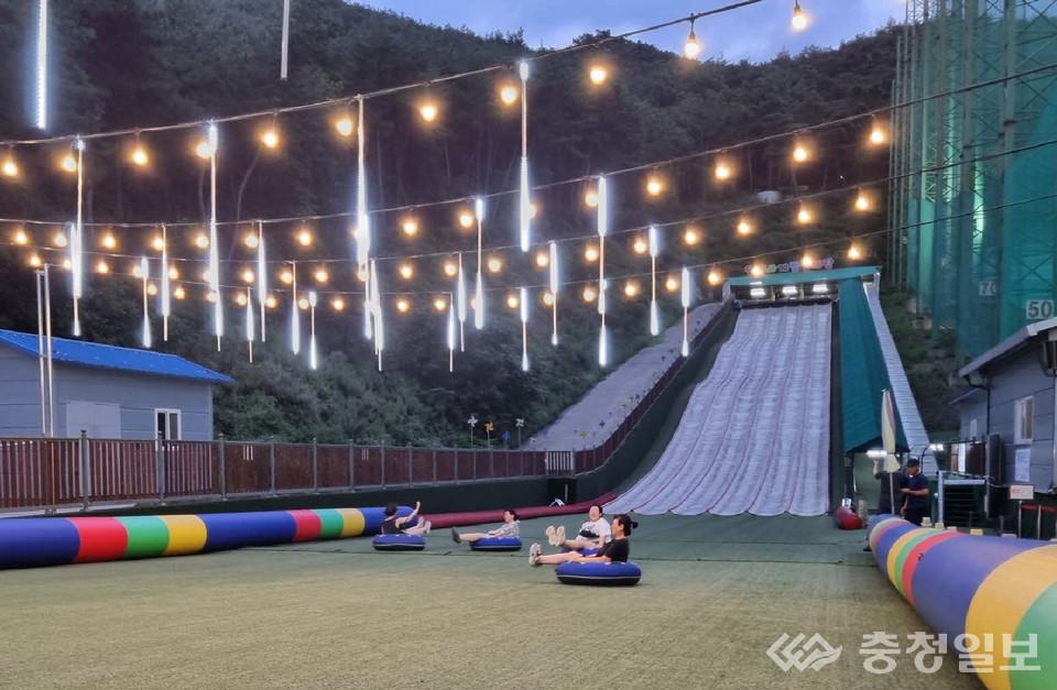 ▲ 단양사계절썰매장에서 한 가족이 짜릿한 썰매 체험을 즐기고 있다.